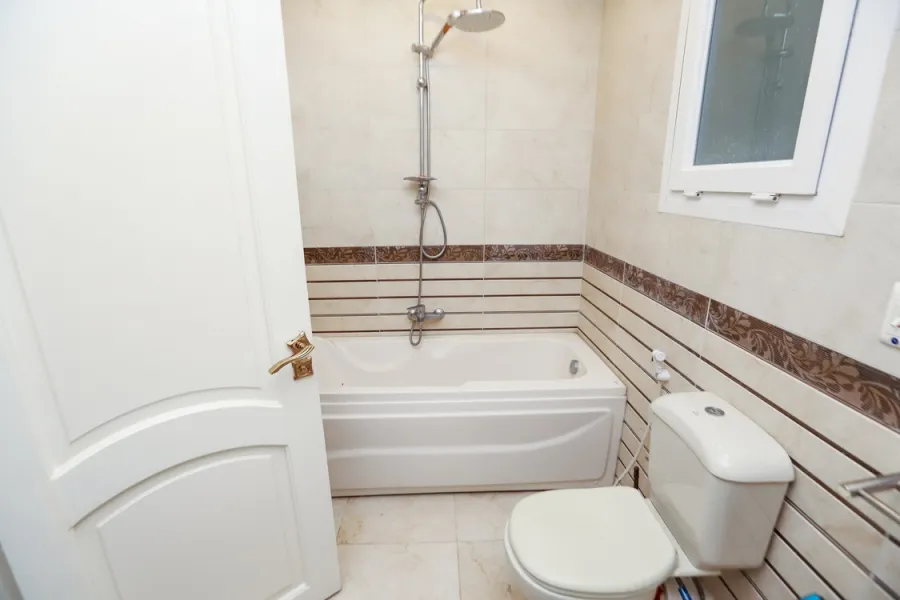 شقة للايجار مفروش 220م كامب شيزار (على البحر مباشرة)