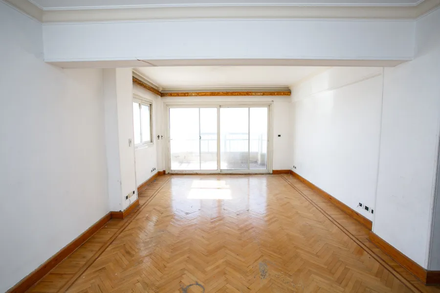 شقة مسجلة للبيع 123 م لوران (على البحر مباشرة)