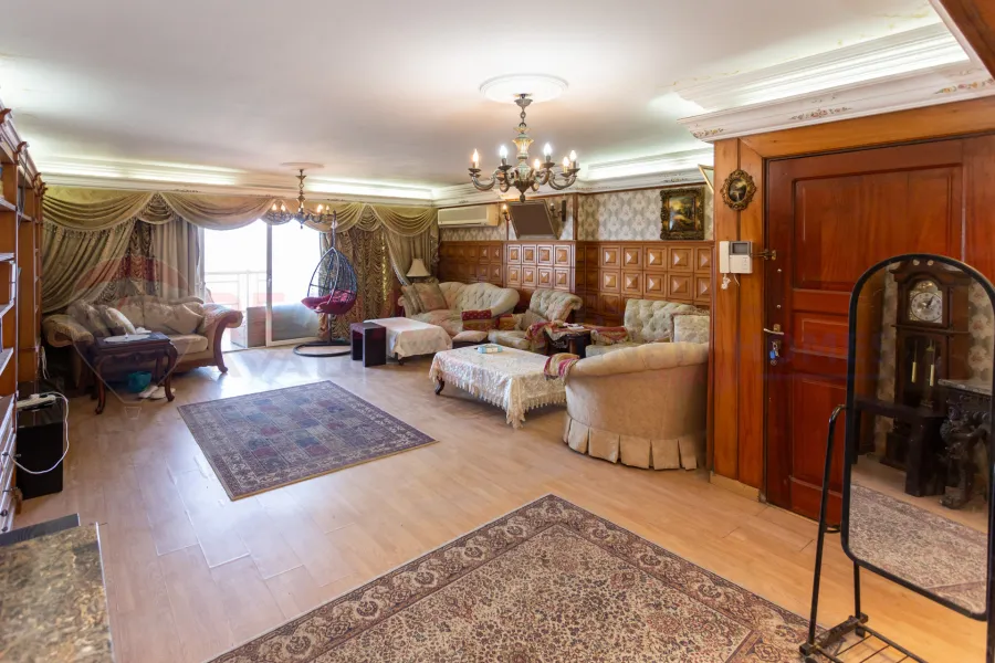 شقة للبيع 225 م كامب شيزار (علي البحر مباشرة)