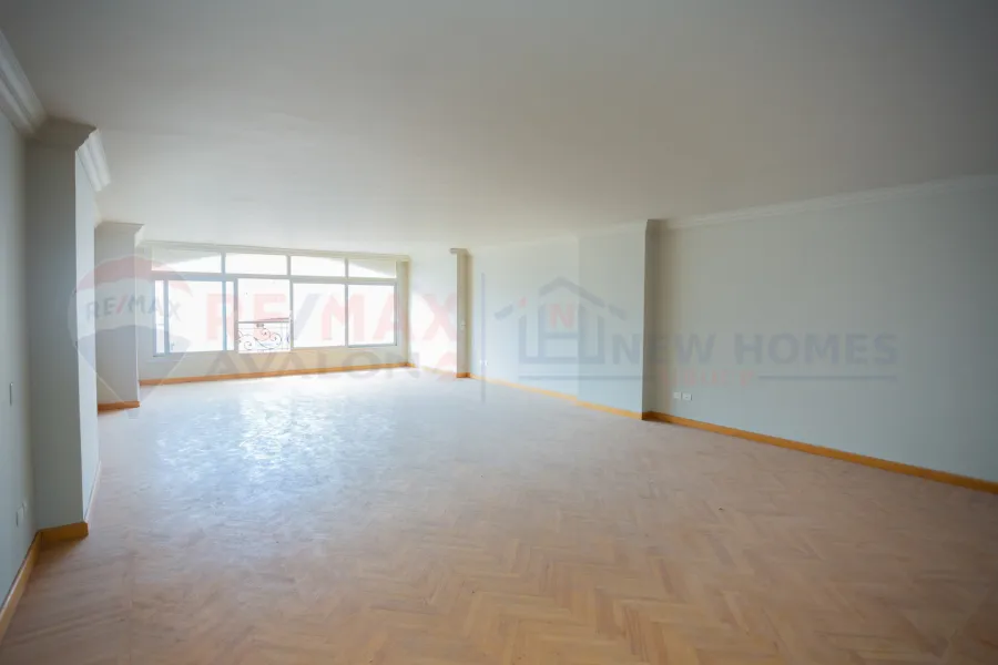 شقة للبيع 270 م ستانلي (ش عبد العزيز فهمي - برج براند) - اول سكن