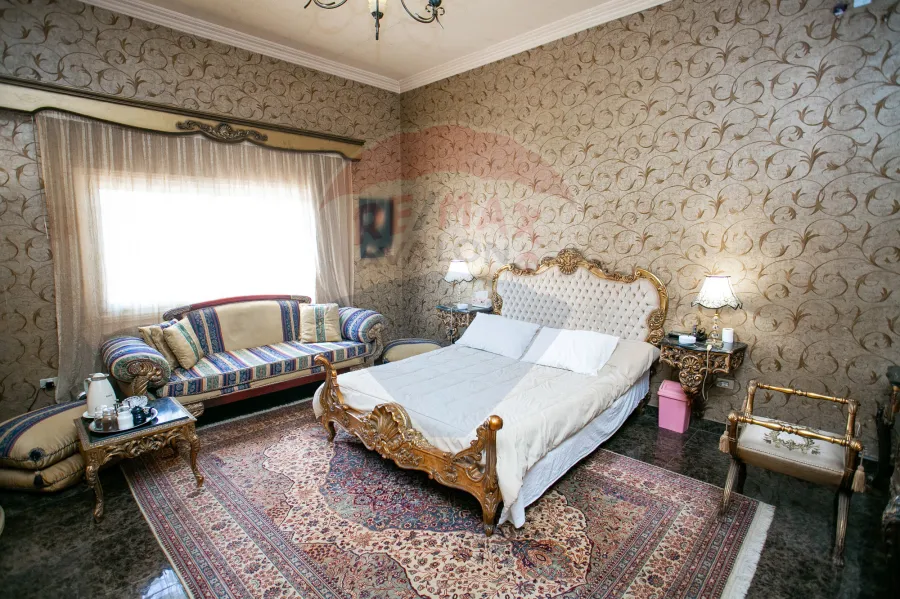 فيلا للبيع 4200 م كينج مريوط ( 2 نمرة من طريق الكافورى - أمام بوابة كينج هايتس )