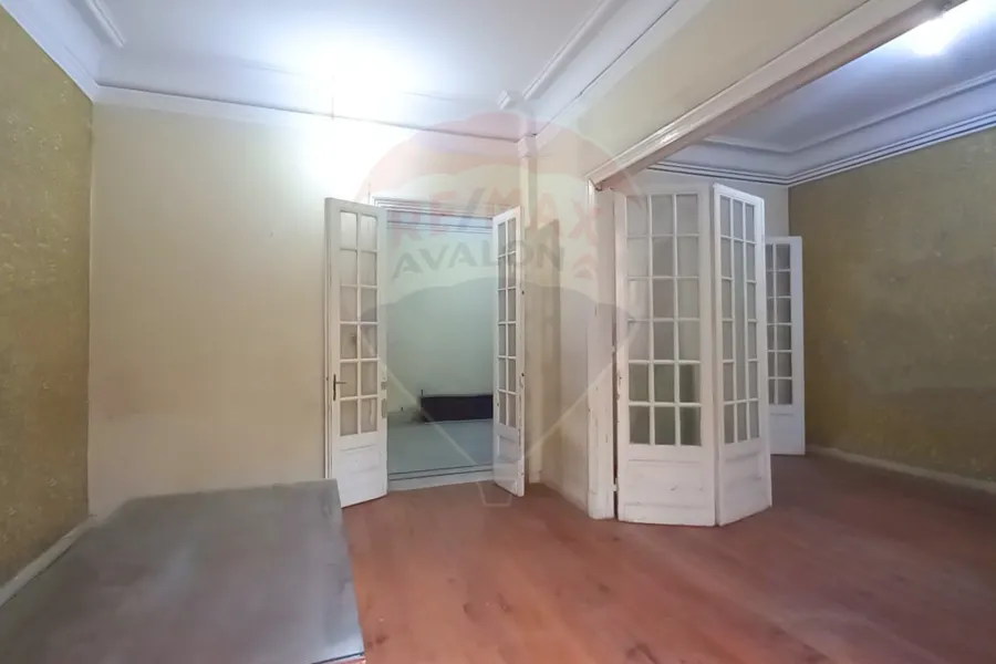 شقة للإيجار 200 م الازاريطة ( بالقرب من كلية طب اسنان )