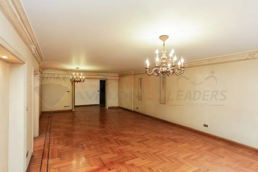 شقة للبيع 250 م جناكليس (ش ابو قير)