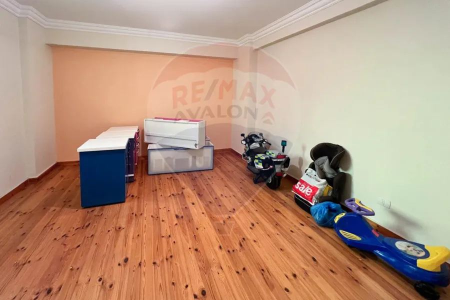 شقة للإيجار 300 م محطة الرمل (علي الترام مباشر)