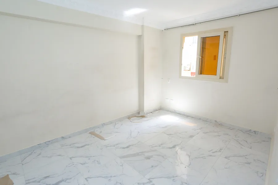 شقة للبيع 140 م لوران (ش شعراوى - خطوات من البحر)