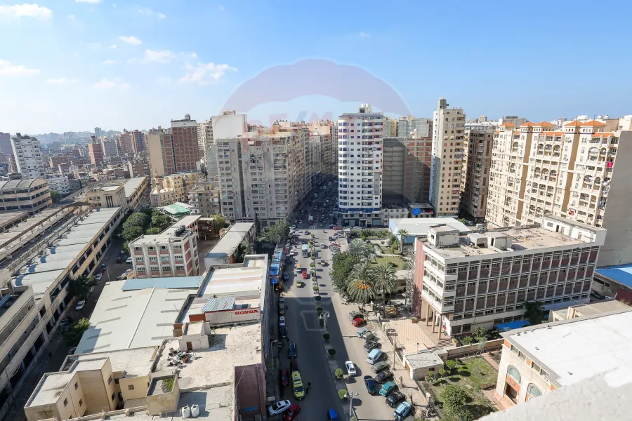 شقة للإيجار 285 م مباني + 210 م تراس سموحة (شارع زكي رجب)