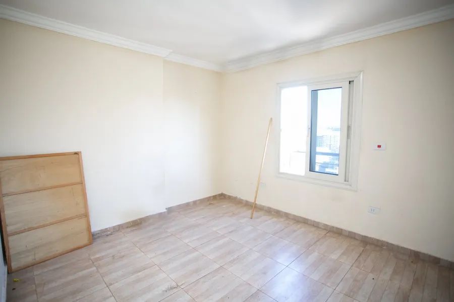 شقة للإيجار130م سبورتنج ( ش أحمد علام )