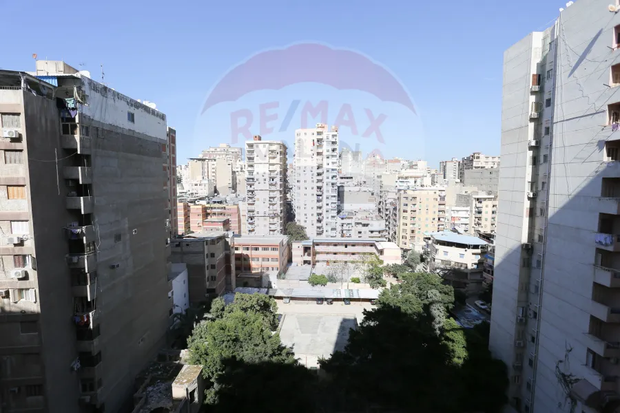 شقة للإيجار 225 م جناكليس (علي الترام مباشرة)