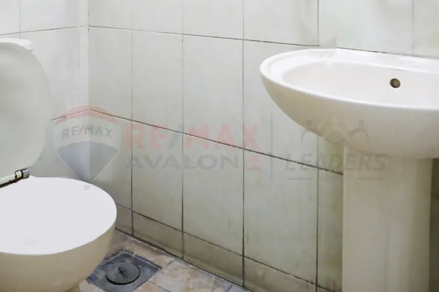 مقر اداري للايجار 140 م جناكليس (ش ابو قير)