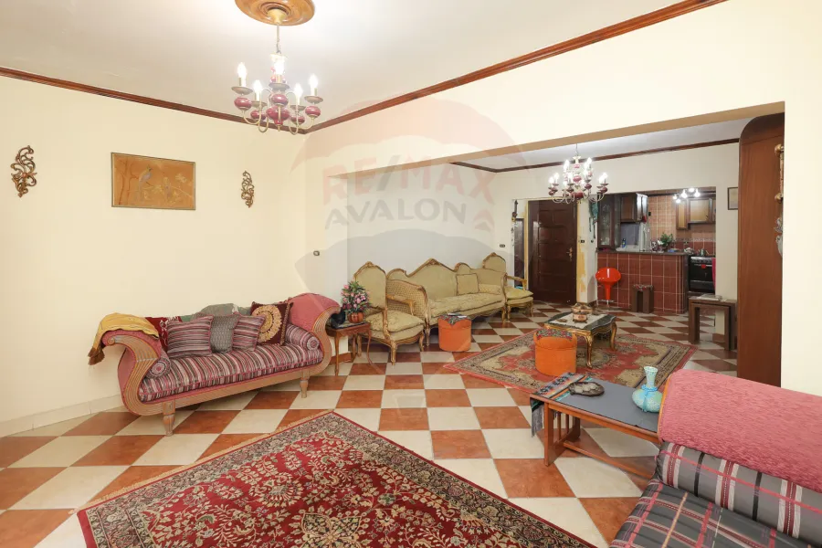 شقة للبيع 130 م جليم ( خطوات من البحر)