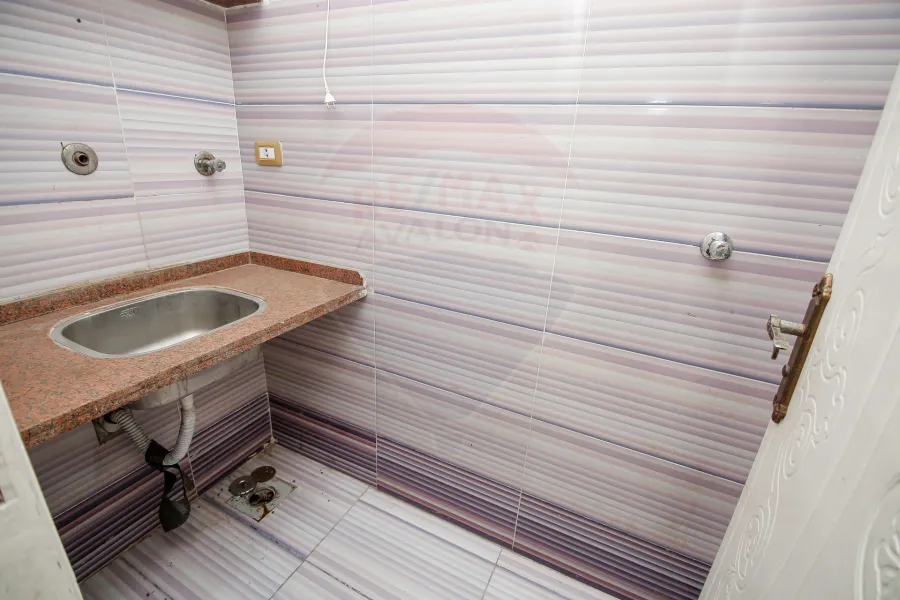 محل للبيع 300 م جليم (طريق الحرية)