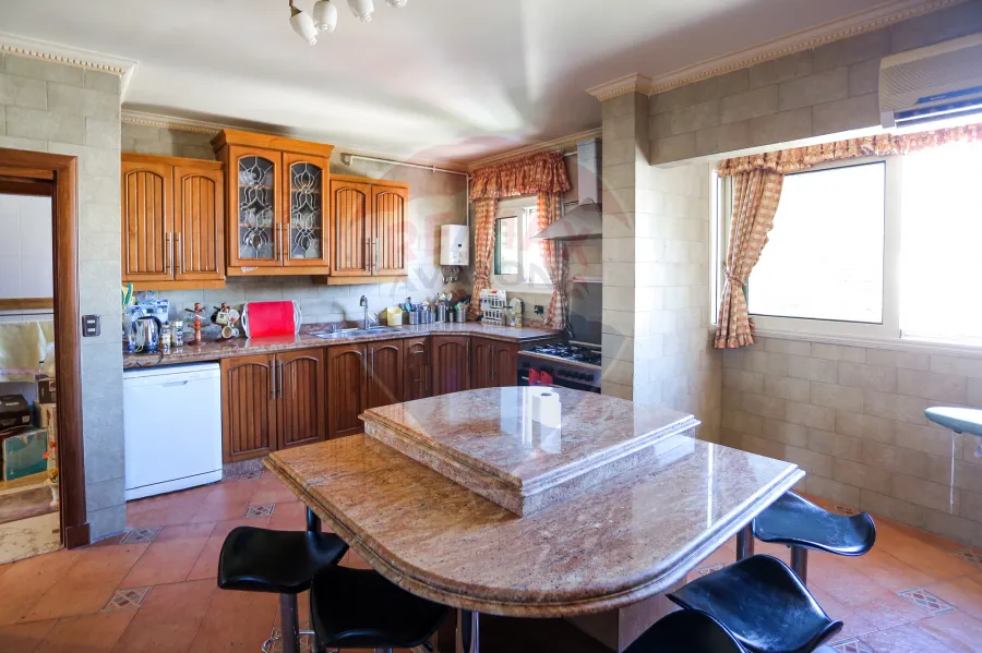 شقه تربلكيس للبيع 735 م  جليم ( خطوات من البحر )