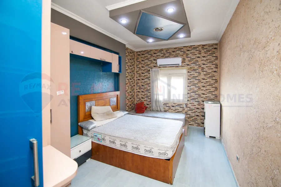 شقة للبيع 125 م كليوباترا (على البحر مباشرة)-1