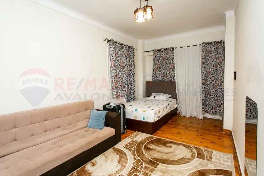 شقة للبيع 170 م رشدي (ش سوريا الرئيسى - خطوات من البحر)