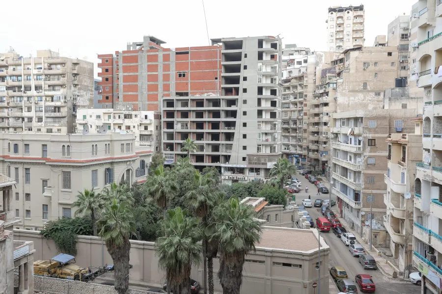 شقة للبيع 185م لوران (عمارة سيف - بجوار قصر منصور-  خطوات من البحر)