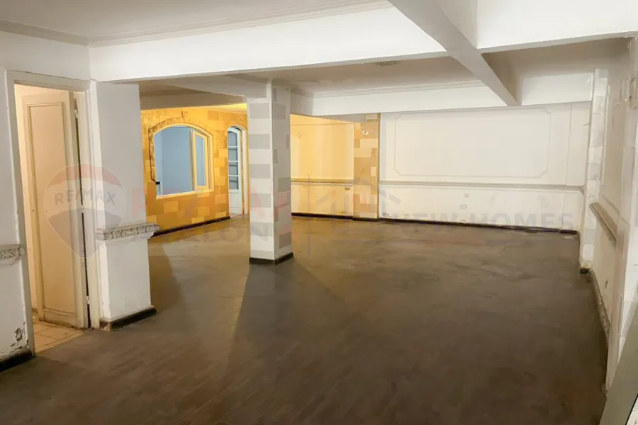 محل للبيع 160 م جناكليس (خطوات من ش ابو قير)