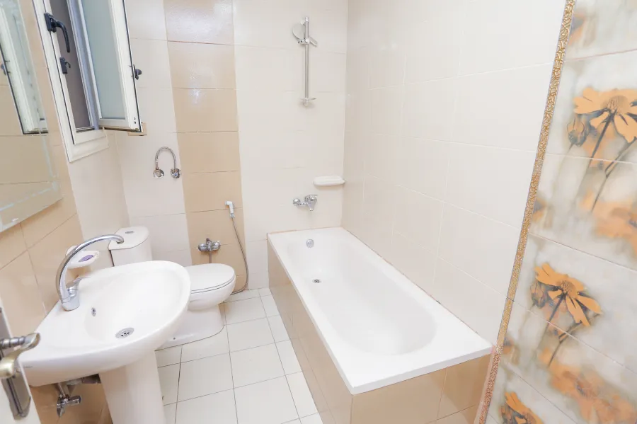 شقة مفروش إدارى للايجار 225 م سموحة (ش فوزى معاذ الرئيسي)