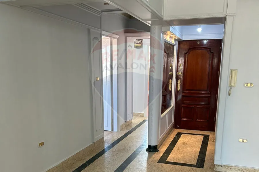 شقة للبيع 175 م الازاريطه (بجوار مستشفى الاندلسيه)