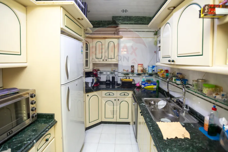 شقة للبيع 170 م السرايا (علي البحر مباشرة)