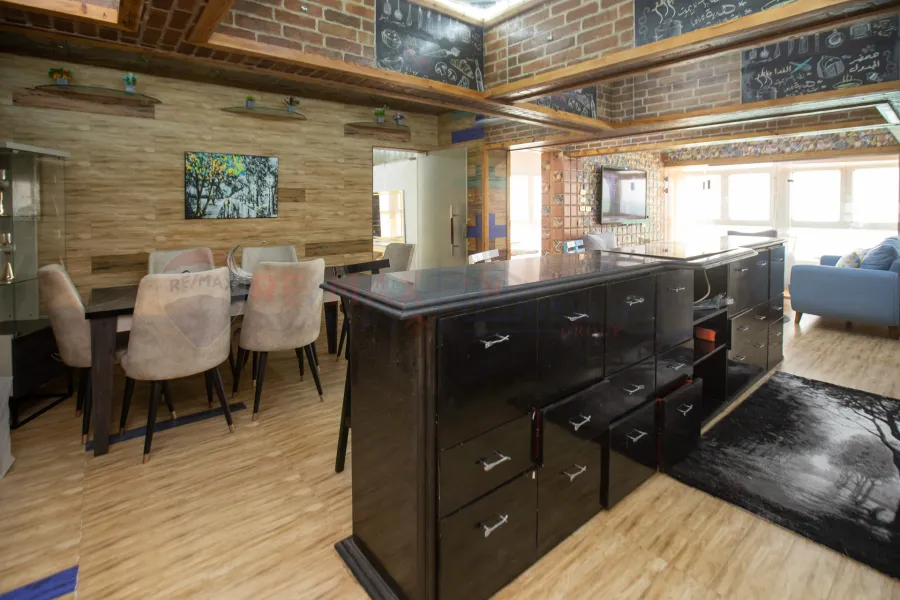 شقة للبيع 120 م لوران ( علي البحر مباشرة )