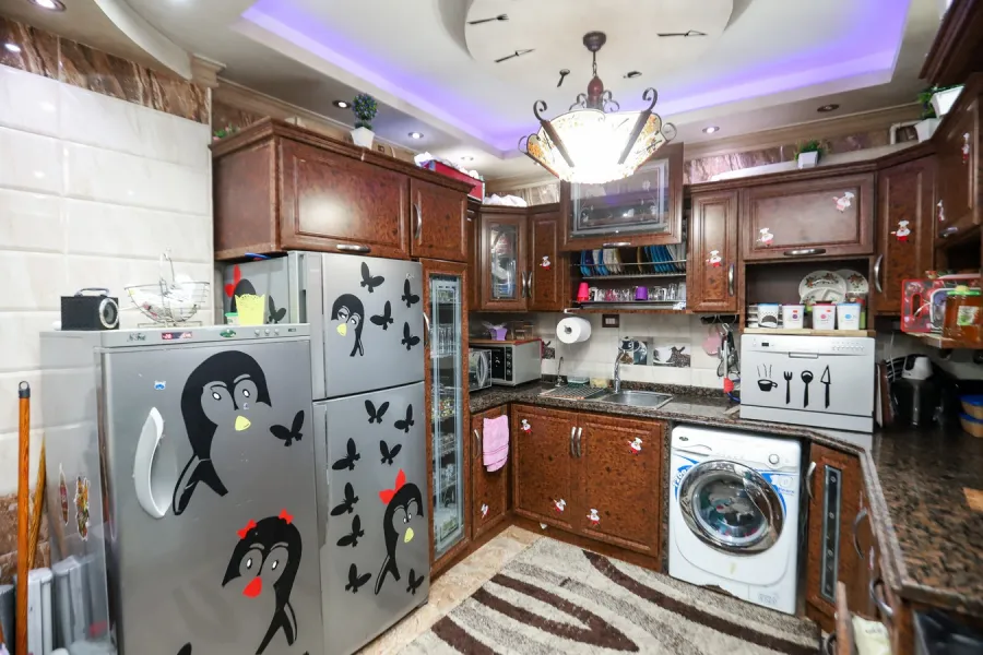 شقة للبيع 200م رشدي (متفرع من ش رشدى باشا)