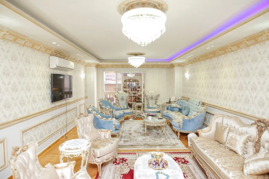 شقة للبيع 200م لوران ( ش عز العرب )