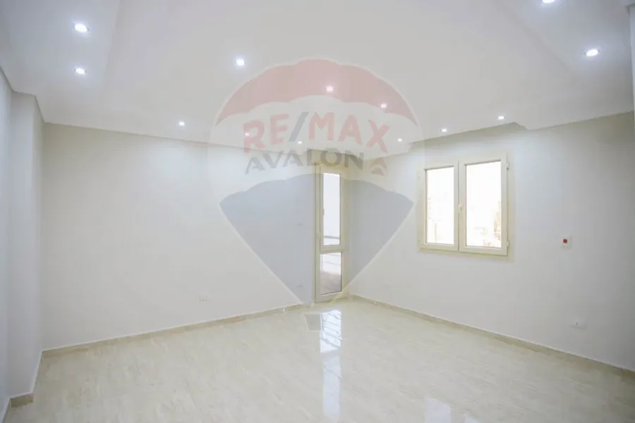 شقة للبيع 165 م سبورتنج (خطوات من البحر)