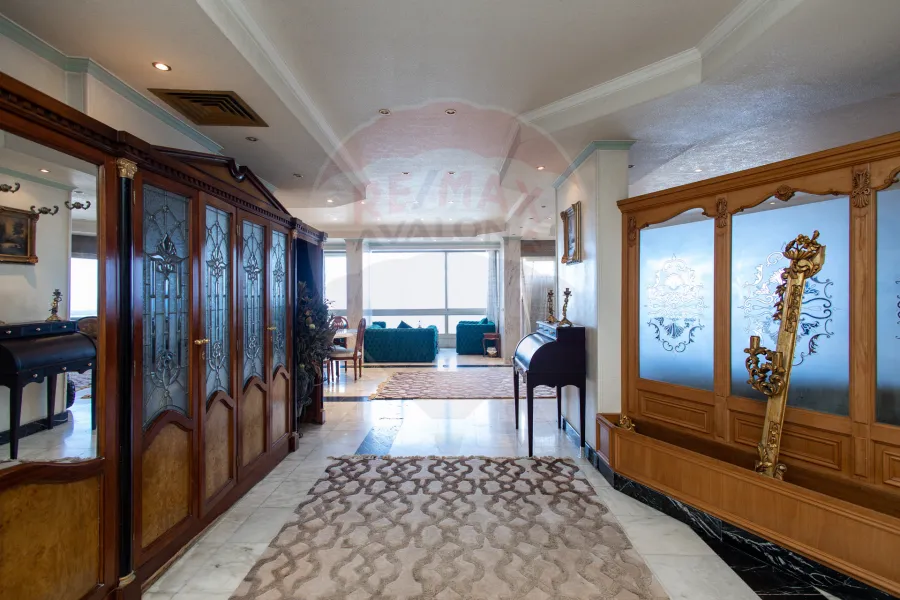 شقة للبيع 350 م  سابا باشا (على البحر مباشرة)