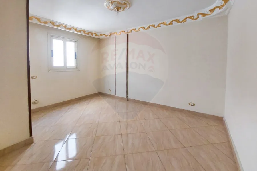 شقة للإيجار 120 م كامب شيزار (خطوات من للبحر)