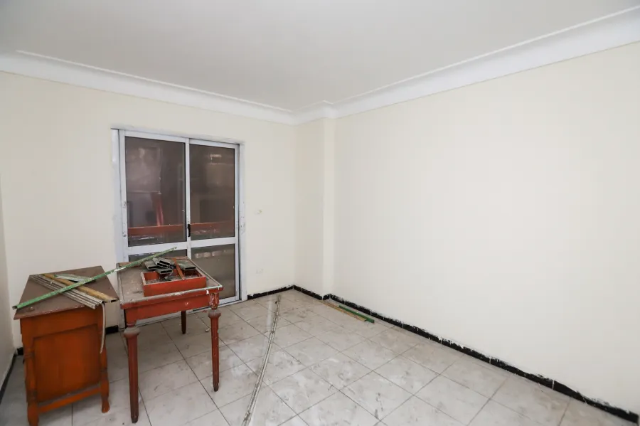 شقة للبيع 130 م ميامي ( علي البحر مباشرة - خطوات من ش 45)