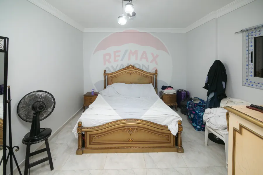 شقة للبيع 125 م لوران (تاني نمره من  ش الإقبال - خطوات من البحر)