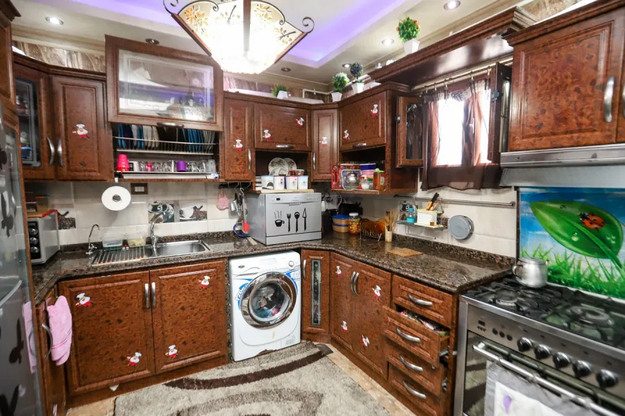 شقة للبيع 200م رشدي (متفرع من ش رشدى باشا)