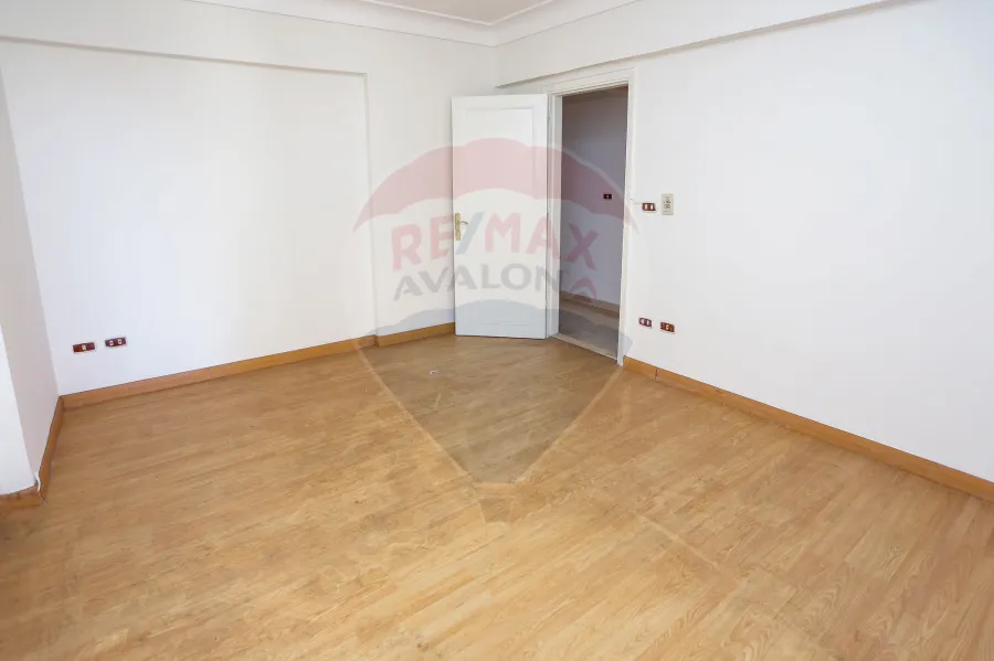 شقة للبيع 190م جليم (شارع ابوقير الرئيسي)