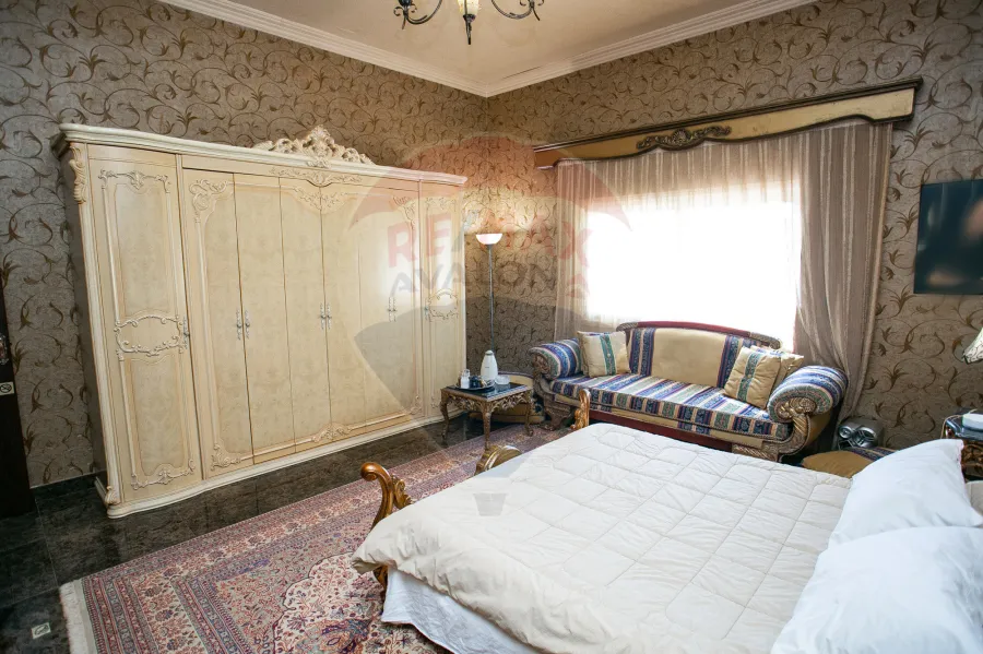 فيلا للبيع 4200 م كينج مريوط ( 2 نمرة من طريق الكافورى - أمام بوابة كينج هايتس )