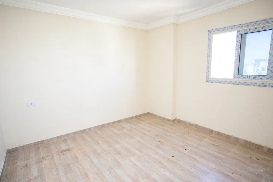 شقة للإيجار130م سبورتنج ( ش أحمد علام )