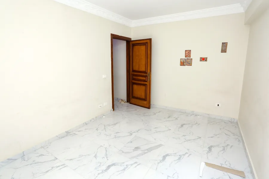 شقة للبيع 140 م لوران (ش شعراوى - خطوات من البحر)