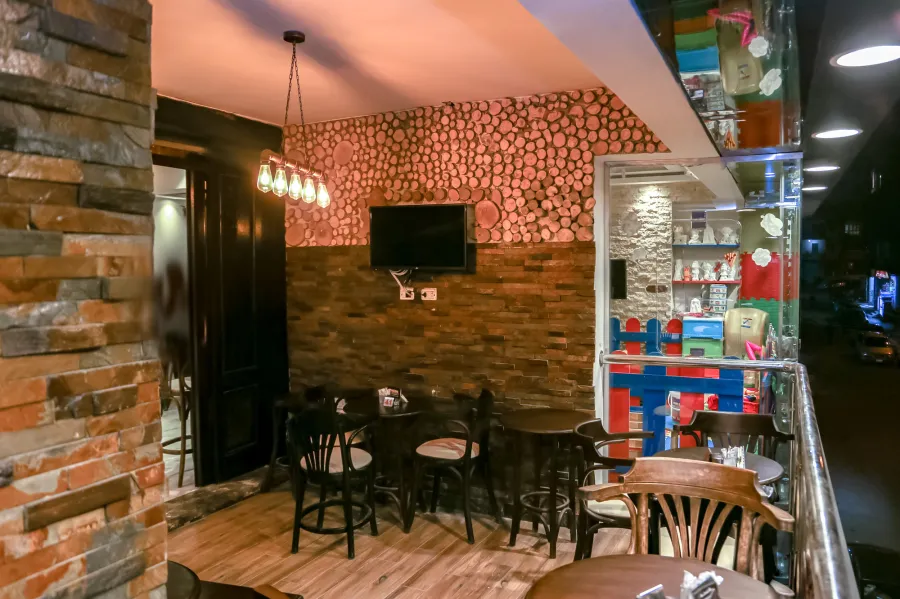 محل و ميزانين للبيع  300 م  السرايا - ( متفرع من طريق الجيش )