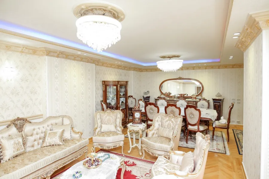 شقة للبيع 200م لوران ( ش عز العرب )