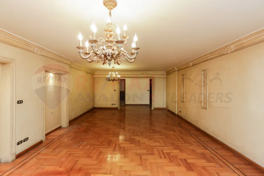 شقة للبيع 250 م جناكليس (ش ابو قير)