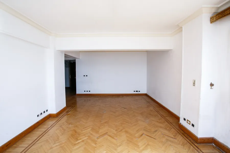 شقة مسجلة للبيع 123 م لوران (على البحر مباشرة)