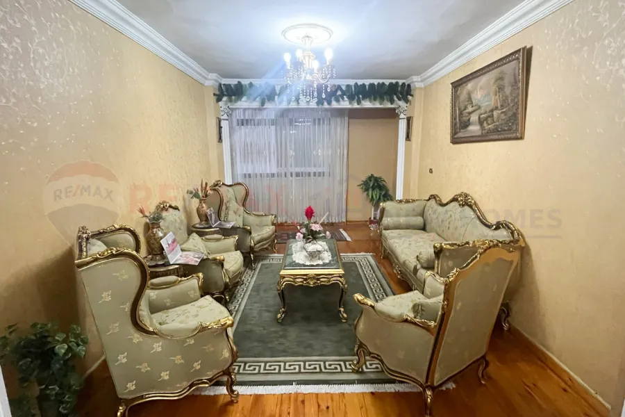 شقة للبيع 120 م رشدي (علي الترام مباشرة)