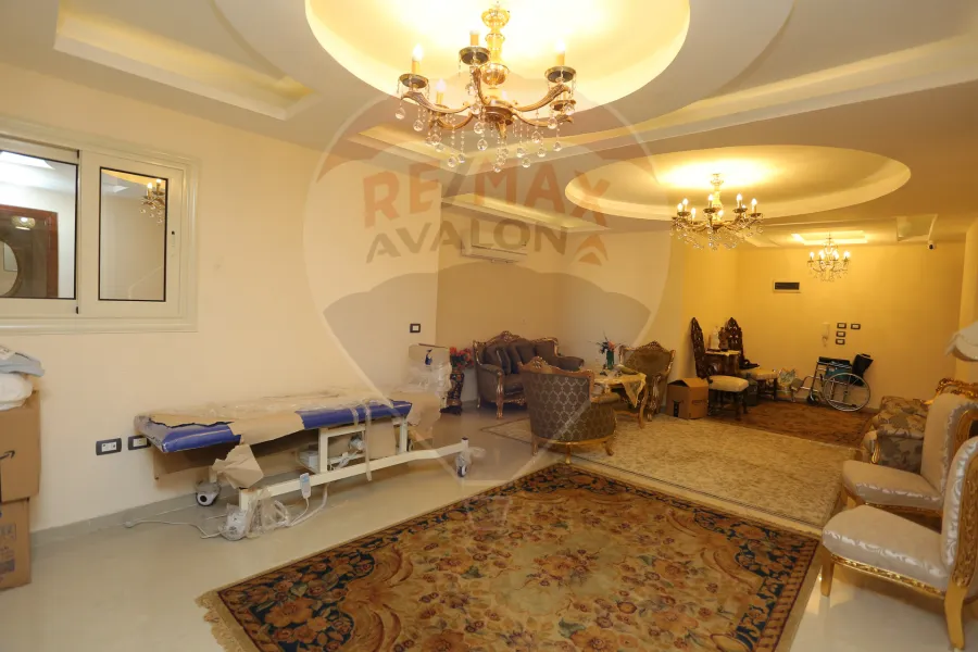 شقة للإيجار 225 م جناكليس (علي الترام مباشرة)