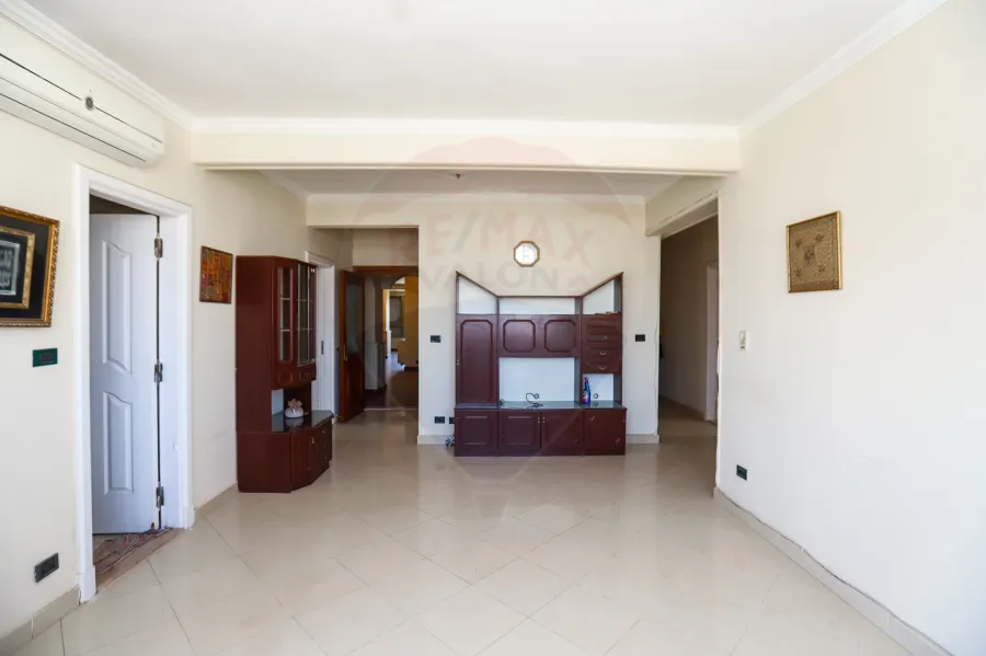 شقة للبيع 275م سموحة  (  ش بهاء الدين الغتوري )