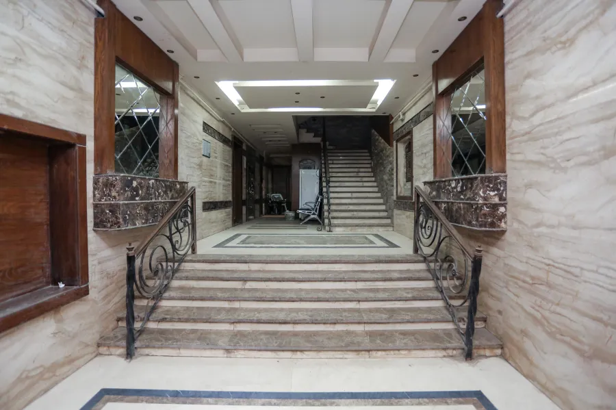 شقة للبيع 185م لوران (عمارة سيف - بجوار قصر منصور-  خطوات من البحر)