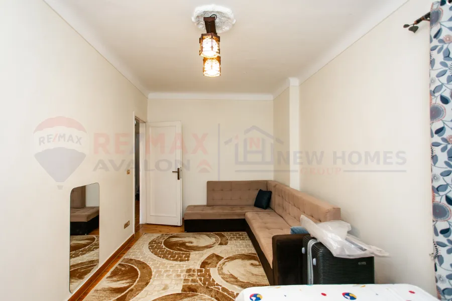 شقة للبيع 170 م رشدي (ش سوريا الرئيسى - خطوات من البحر)