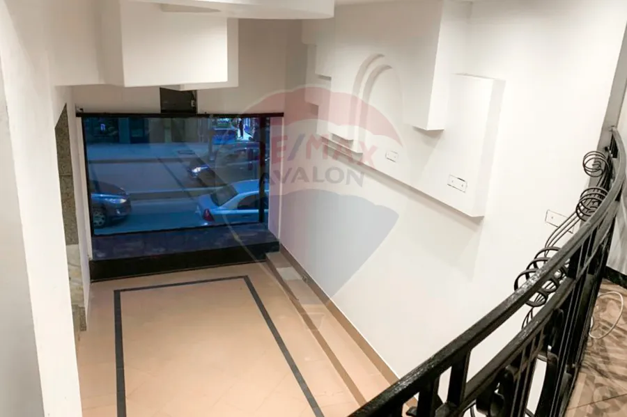 Shop 33 m + 8 m Up floor for rent Zizinia (directly Abu Qir St - near Yahya Mosque)