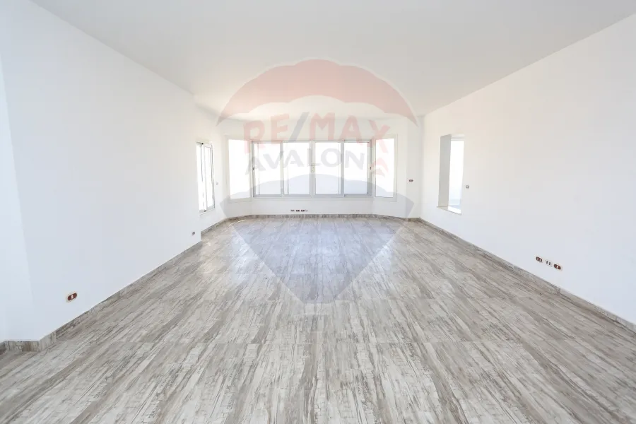 شقة للإيجار 285 م مباني + 210 م تراس سموحة (شارع زكي رجب)