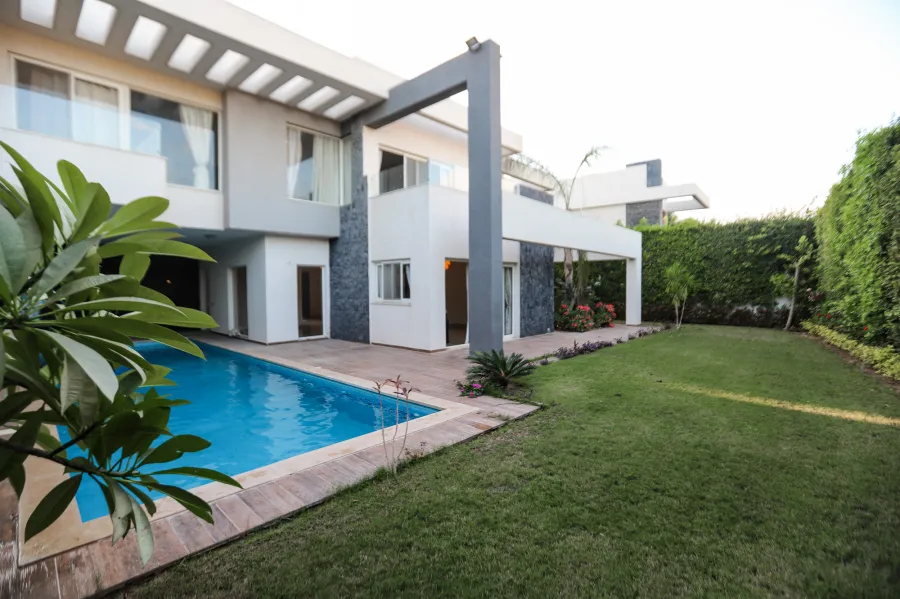 فيلا مرخصة ومسجلة للبيع 650م كينج مريوط (كومباوند 8)