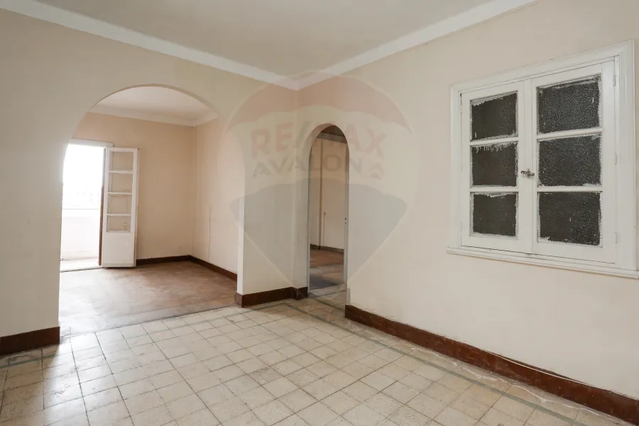 شقة اداري او سكني للايجار 100 م الأزاريطة (خطوات من البحر)