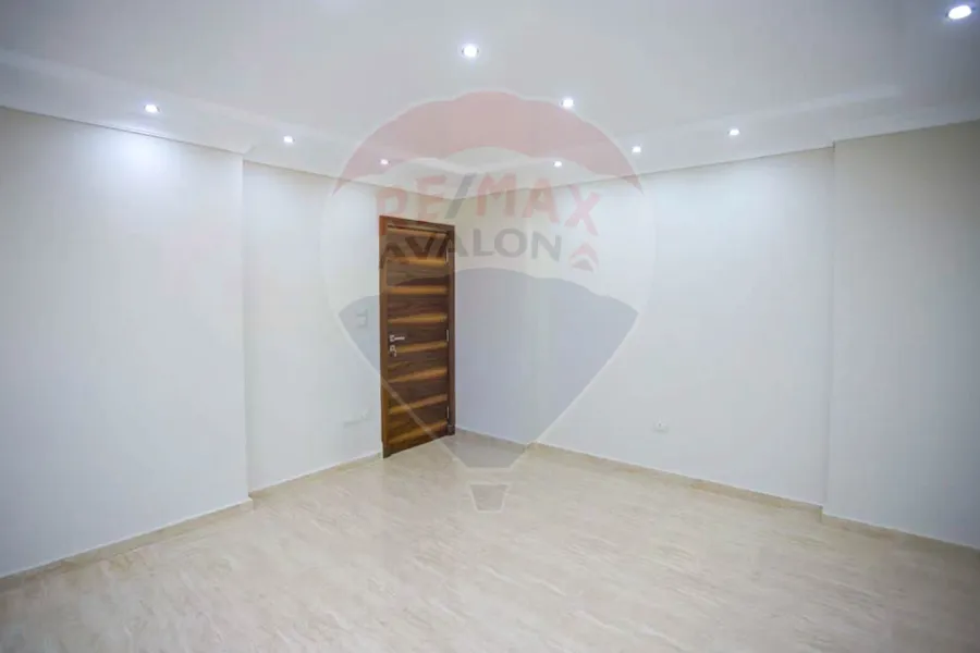 شقة للبيع 165 م سبورتنج (خطوات من البحر)